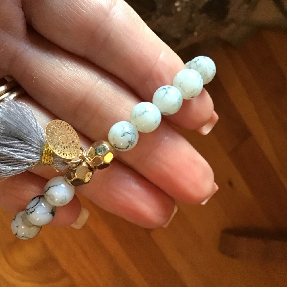 Boutique Howlite set of 4 beaded bracelets in goldtone with tassel accent NWT - Picture 3 of 9